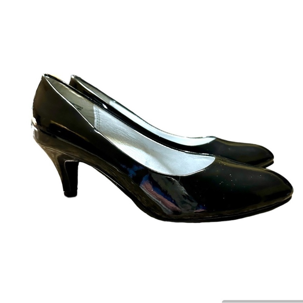 JACLYN SMITH, NWOT, WOMENS, BLACK PATENT HEELS. ALL MANMADE MATERIALS. SIZE 8W